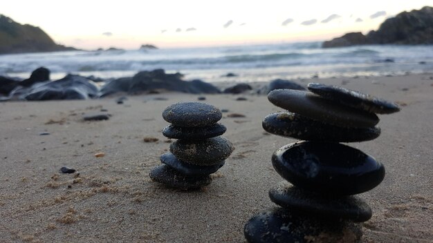 Foto una pila de piedras en la playa