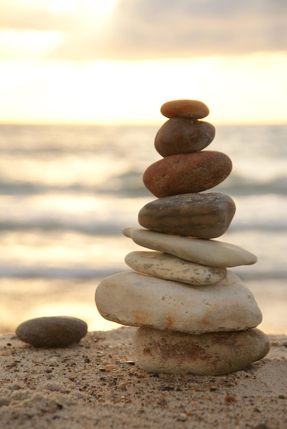 Una pila de piedras en la playa