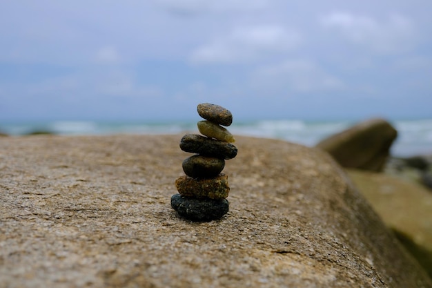 Una pila de piedras en la playa