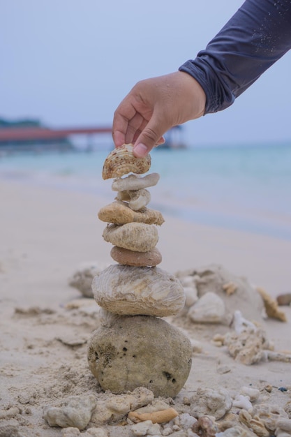 Una pila de piedras en la playa