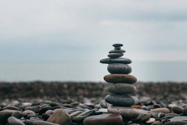 Foto una pila de piedras en la playa