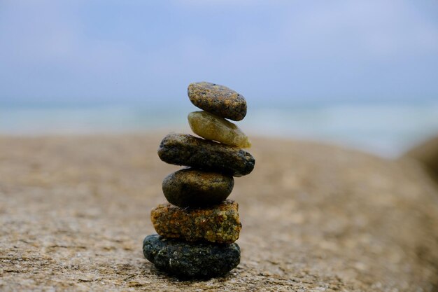 Una pila de piedras en la playa