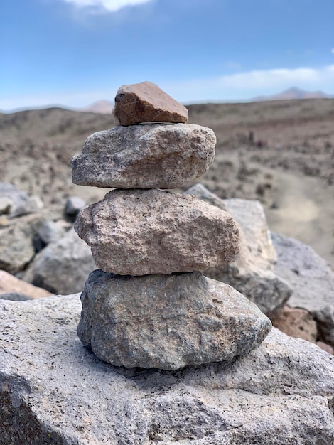 Foto una pila de piedras en la roca contra el cielo