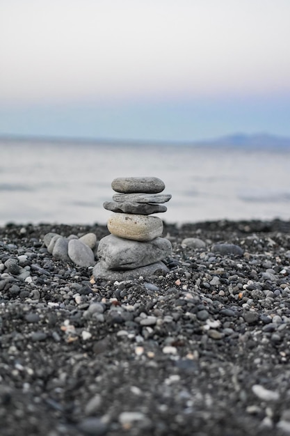 Pila de piedras zen en la playa