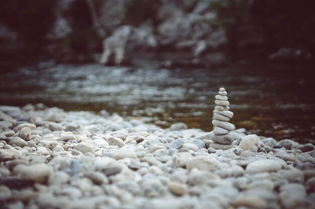 Una pila de piedras zen en un río concepto zen