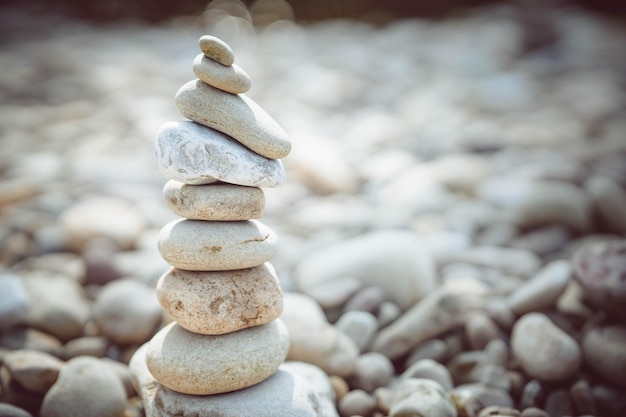 Foto una pila de piedras zen en un río concepto zen