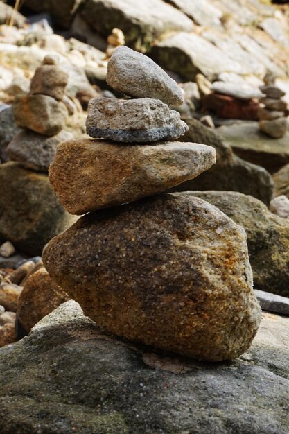 Foto una pila de piedras.