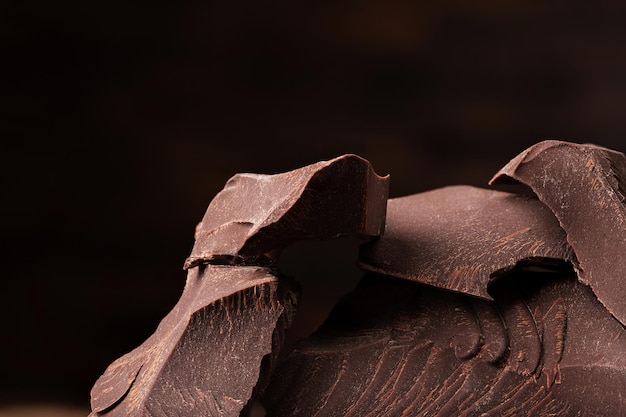 Pila de piezas de alimentos de cacao dulce de chocolate oscuro