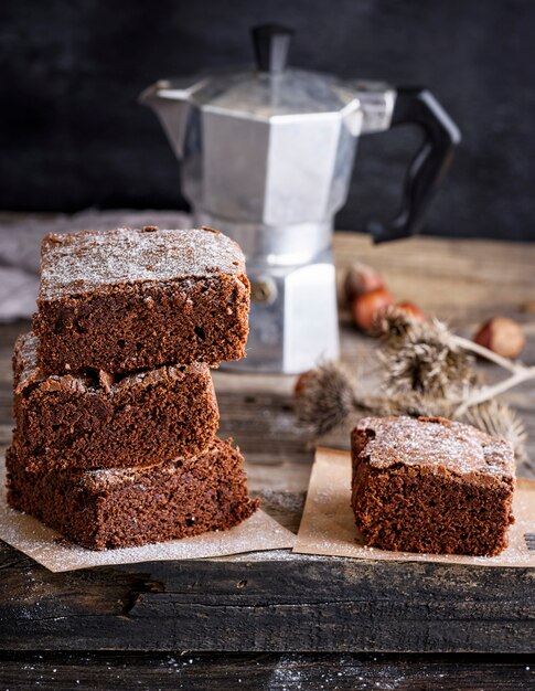 Pila de piezas cuadradas al horno de brownie brownie pie