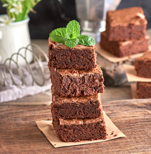 Pila de piezas cuadradas de brownie al horno