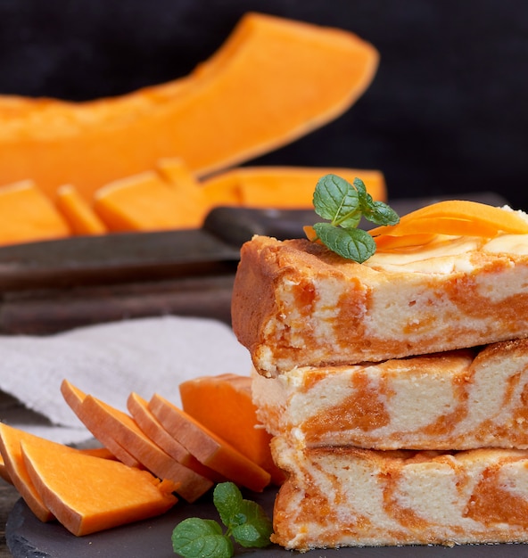 Pila de piezas cuadradas de requesón al horno con calabaza