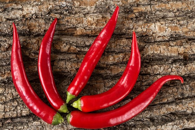 Una pila de pimienta roja caliente que miente en un de madera