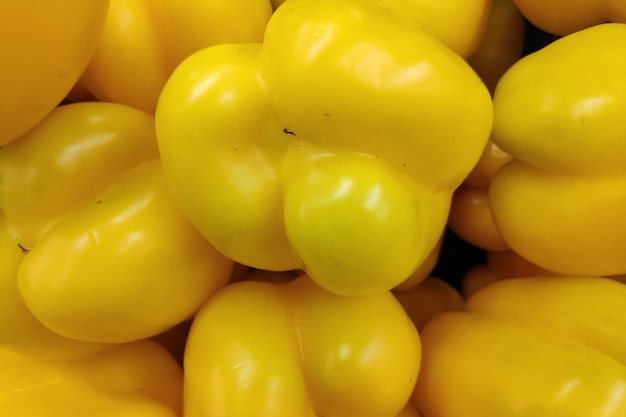 Pila de pimientos amarillos en un puesto en el mercado