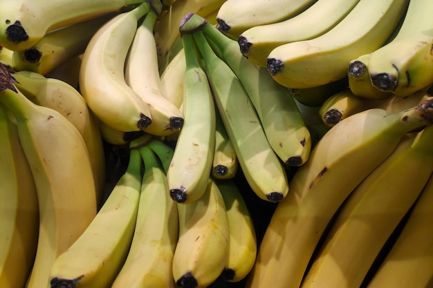 Pila de plátanos en un puesto en el mercado