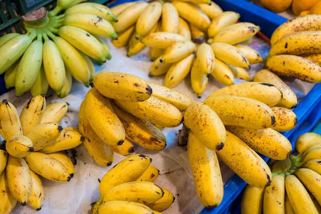 Una pila de plátanos vendidos en la tienda de frutas