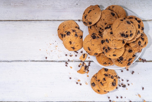 Pila y plato de galletas con trocitos de chocolate