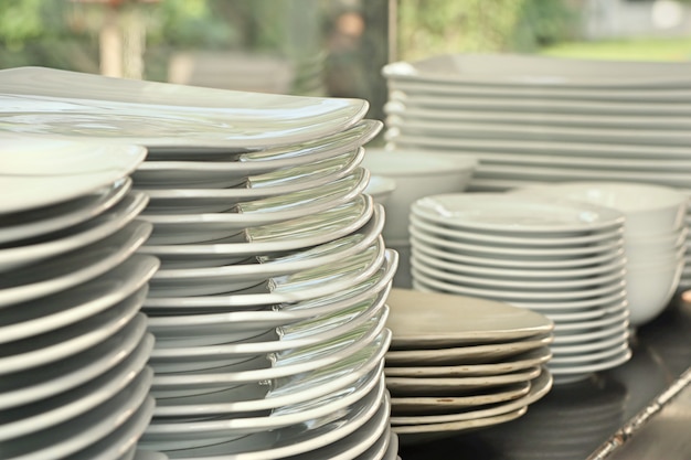 Foto pila de platos blancos