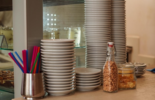 Foto una pila de platos por comida en la mesa