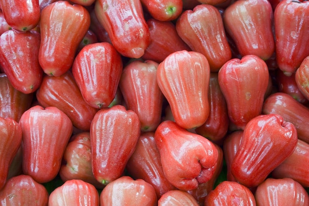 Pila de pomarrosas en un puesto en el mercado