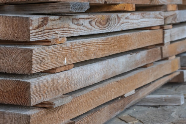 Pila de postes de madera en un aserradero, foto de cerca