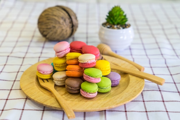 Pila de postre macaron en placa de madera