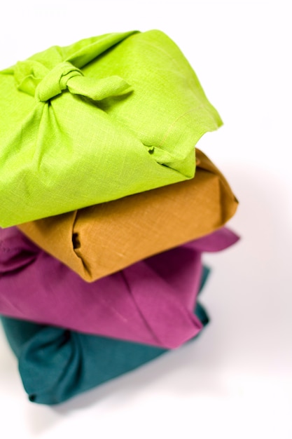 Foto pila de primer colorido de las cajas de regalo en el fondo blanco