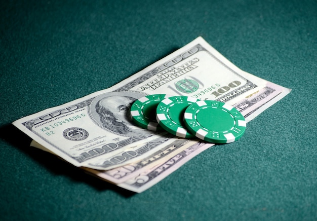 Pila de primer plano de fichas de casino y billetes de un dólar en la mesa de póquer