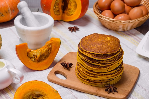 Una pila de punkcakes hechos en casa de la calabaza en un fondo ligero.