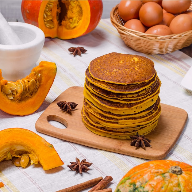 Una pila de punkcakes hechos en casa de la calabaza en un fondo ligero.