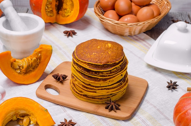 Una pila de punkcakes hechos en casa de la calabaza en un fondo ligero.