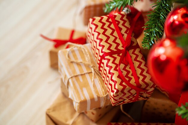 Pila de regalos envueltos bajo el árbol de Navidad