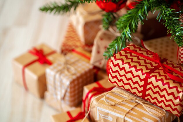 Pila de regalos envueltos bajo el árbol de Navidad