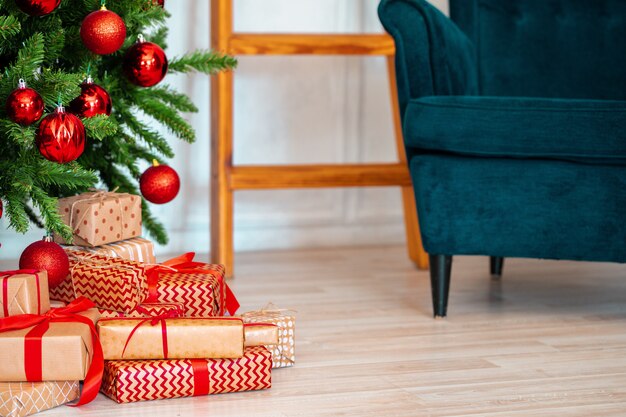 Pila de regalos envueltos bajo el árbol de Navidad