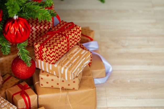 Pila de regalos envueltos bajo el árbol de Navidad