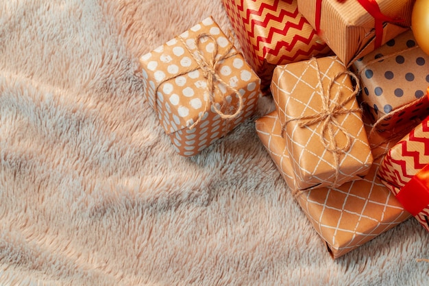 Pila de regalos de navidad sobre alfombra beige