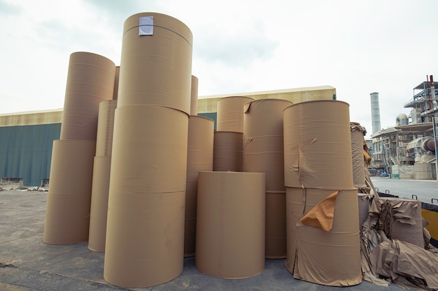 Pila de residuos de papel antes de triturar en la planta de reciclaje