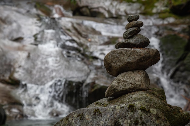 Pila de rocas cerca de una cascada