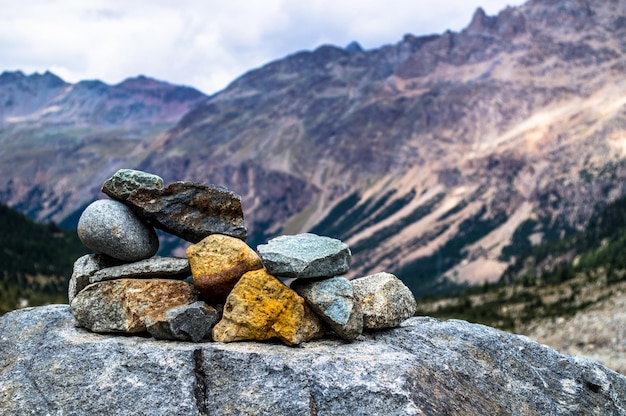 Una pila de rocas contra la montaña
