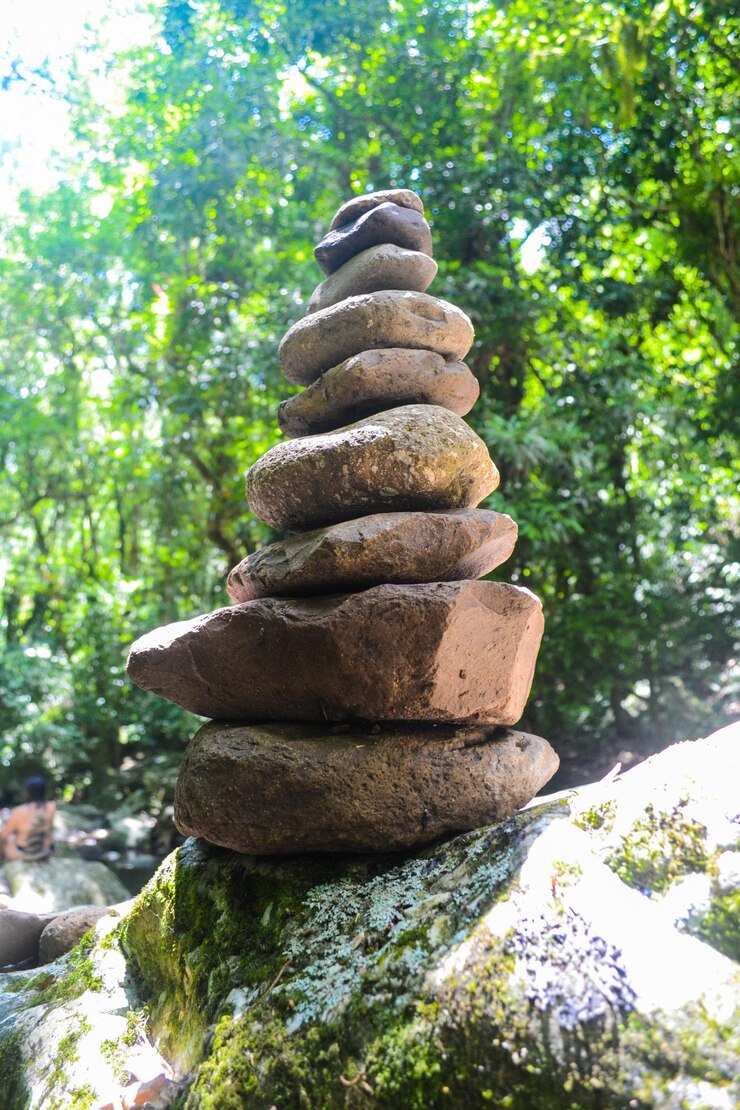 una pila de rocas con un fondo de la naturaleza