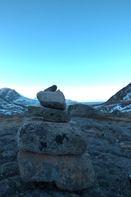 Foto una pila de rocas por montañas rocosas contra el cielo