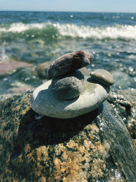 Foto una pila de rocas en la playa