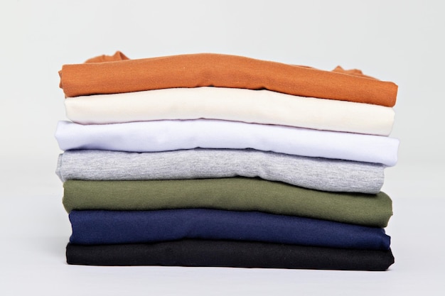 una pila de ropa de colores con naranja y naranja en la parte inferior