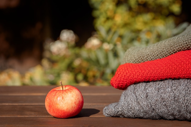 Pila de ropa de otoño e invierno doblada de punto