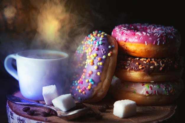 Pila de rosquillas variadas y una taza de café