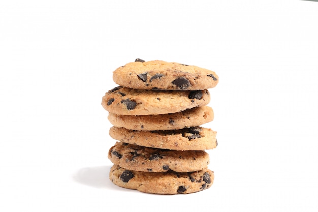 Pila de sabrosas galletas de chispas de chocolate en la mesa blanca