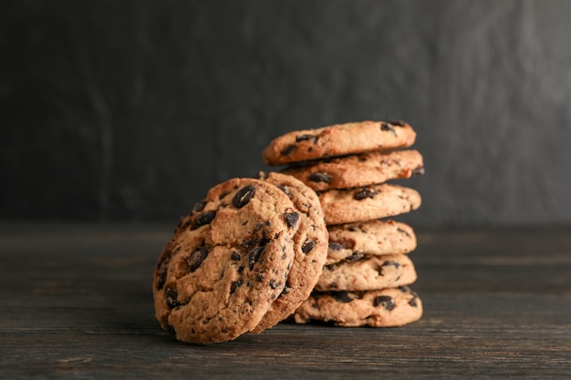 Pila de sabrosas galletas de chispas de chocolate en la mesa de madera.