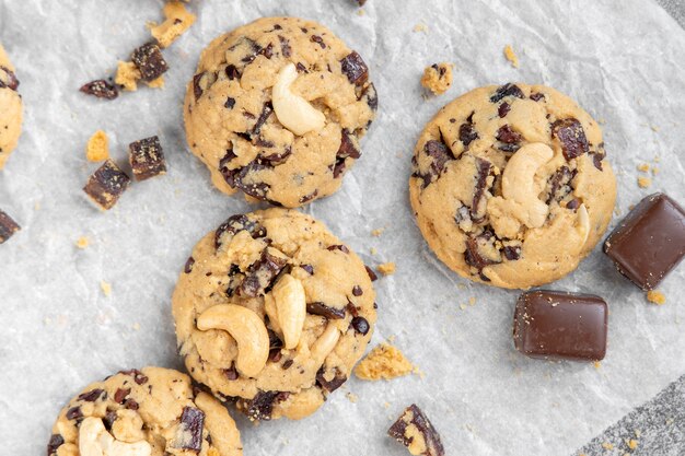 Pila de sabrosas galletas de chocolate en mesa gris