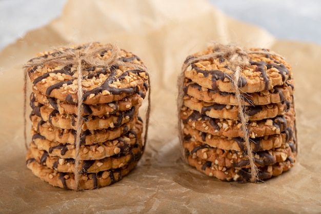 Pila de sabrosas galletas integrales colocadas en una bandeja para hornear.