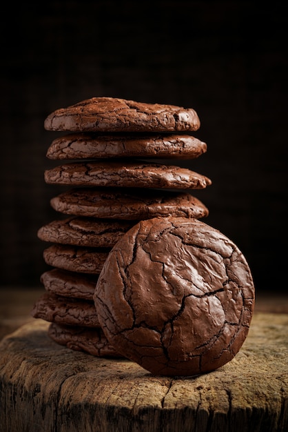 Foto pila de sabrosas galletas sobre fondo negro