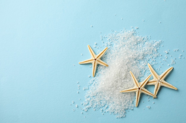 Foto pila de sal y estrellas de mar